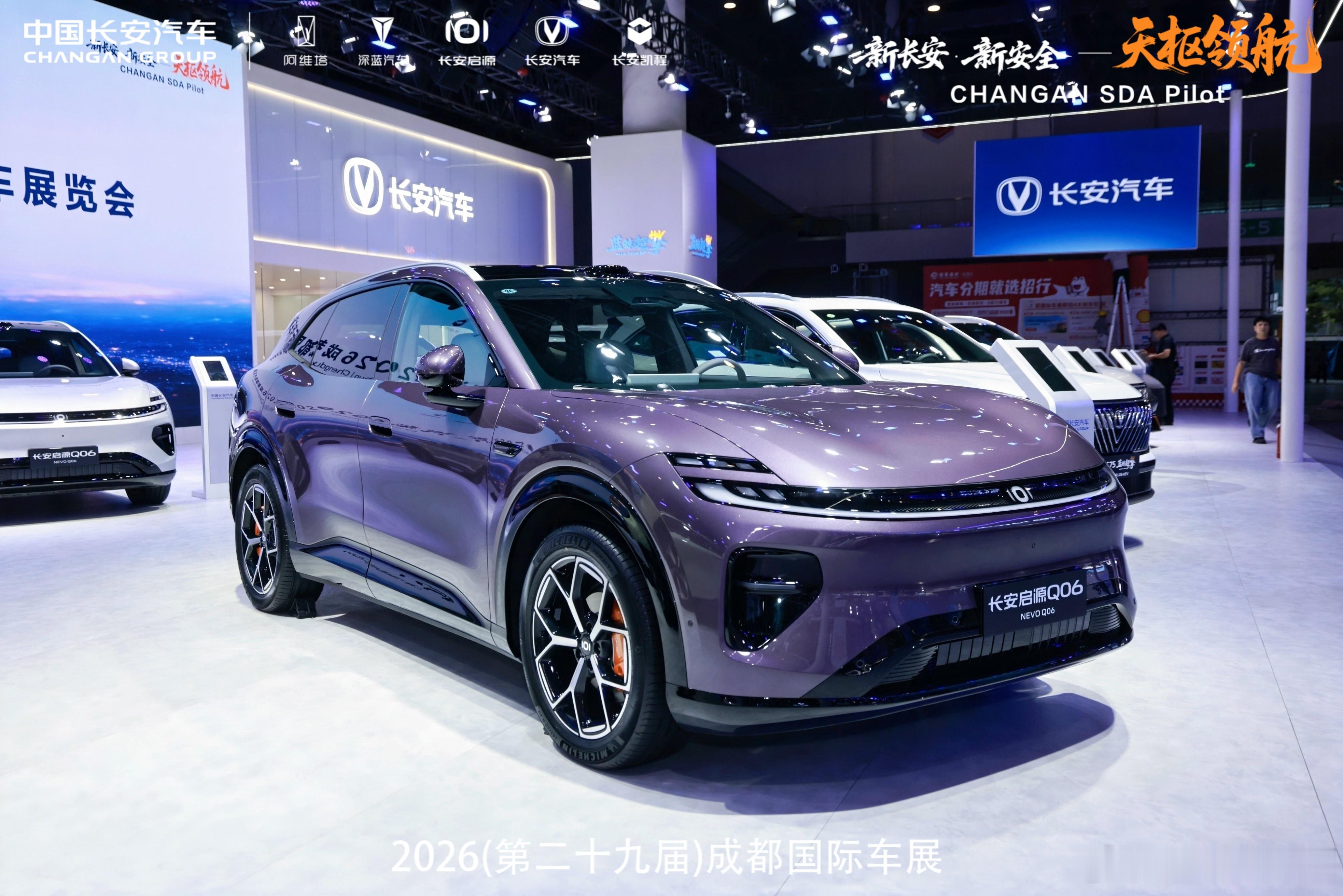 🚗成都车展首日，长安启源Q06实车亮相！流光美学一眼吸睛，但真正让展台热度持续飙升的，是背后这套关于“长期主义”的品牌叙事📖
时间是最公平的见证者⏳长安汽车2009年布局智能化，十七年持续投入、不抄近路、不追风口。天枢领航的每一行代码，都是时间淬炼的硬核底气💪
搭载于Q06的天枢领航， ​