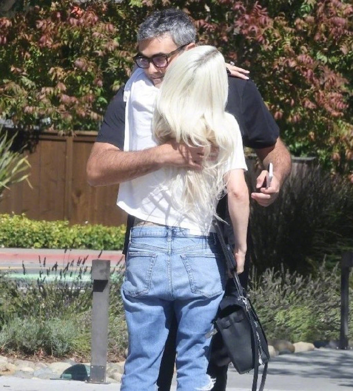 TMZ 确认：Lady Gaga 和未婚夫通过代孕迎来了女儿Rose。

代孕，是指一名女性替他人或一对夫妇怀孕并分娩。

如今最常见的形式是「妊娠代孕」：整个过程通常从实验室开始，通过体外受精（IVF）将卵子和精子结合形成胚胎，再由代孕者完成妊娠。

以 Lady Gaga 和 Michael Polansky 为例，如果使用的是 G ​