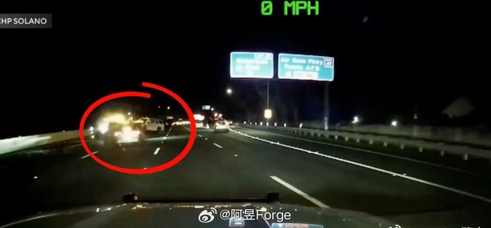 #特斯拉FSD加州发生事故#一边发布会大秀Roadster腾空翻转，把未来感拉满；另一边加州刚爆出FSD的惊险事故。
一名22岁司机打开FSD之后睡着了，车子直接高速冲进封路区，撞上执勤警车，两名巡警重伤。
还是那句老生常谈：FSD只是L2辅助驾驶，不是自动驾驶。名字很容易让人产生错觉。
再炫酷的黑科技，安 ​