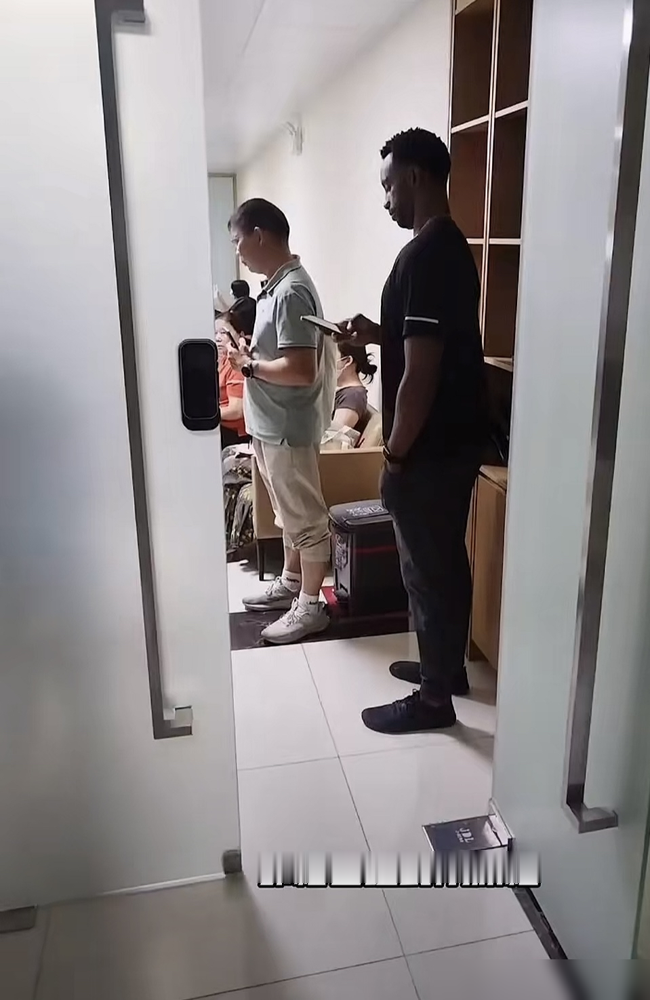 马上打揭幕战了，广东宏远账上居然只有一名外援能打！
原定王牌萨姆纳左手骨折，火线签来的救火队员，手续全卡在半路上。
弗格人虽然到了，还在等体检审核；大外援阿祖布克还在大洋彼岸，根本赶不及。
10月18日迎战同曦，真正注册盖章的就博日奇一人，内线轮换直接被逼到悬崖边。
竞技体育从不相信借口，意