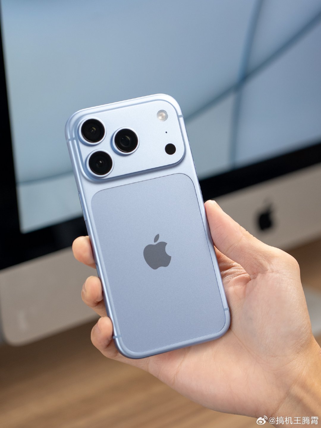 这特么也太离谱了，看最新数据说国内iPhone18 Pro系列销量已经突破400W台了，其中iPhone18 Pro Max单周激活量逼近90W台，要知道这可是均价1.1W+的手机啊，简直夸张，你们说现阶段的国产机到底差在哪儿了？[笑cry][允悲] ​
