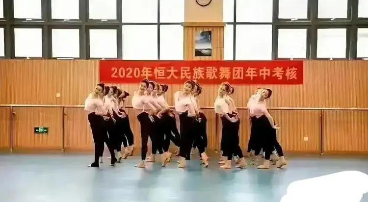 #许家印被曝奢靡日常#许家印后面被爆出的一些日常生活。
巅峰坐拥3架大型私人飞机。
地面座驾出行只坐吉利号牌加长劳斯莱斯幻影。地方如果无达标车辆，必须跨城调车。 ​