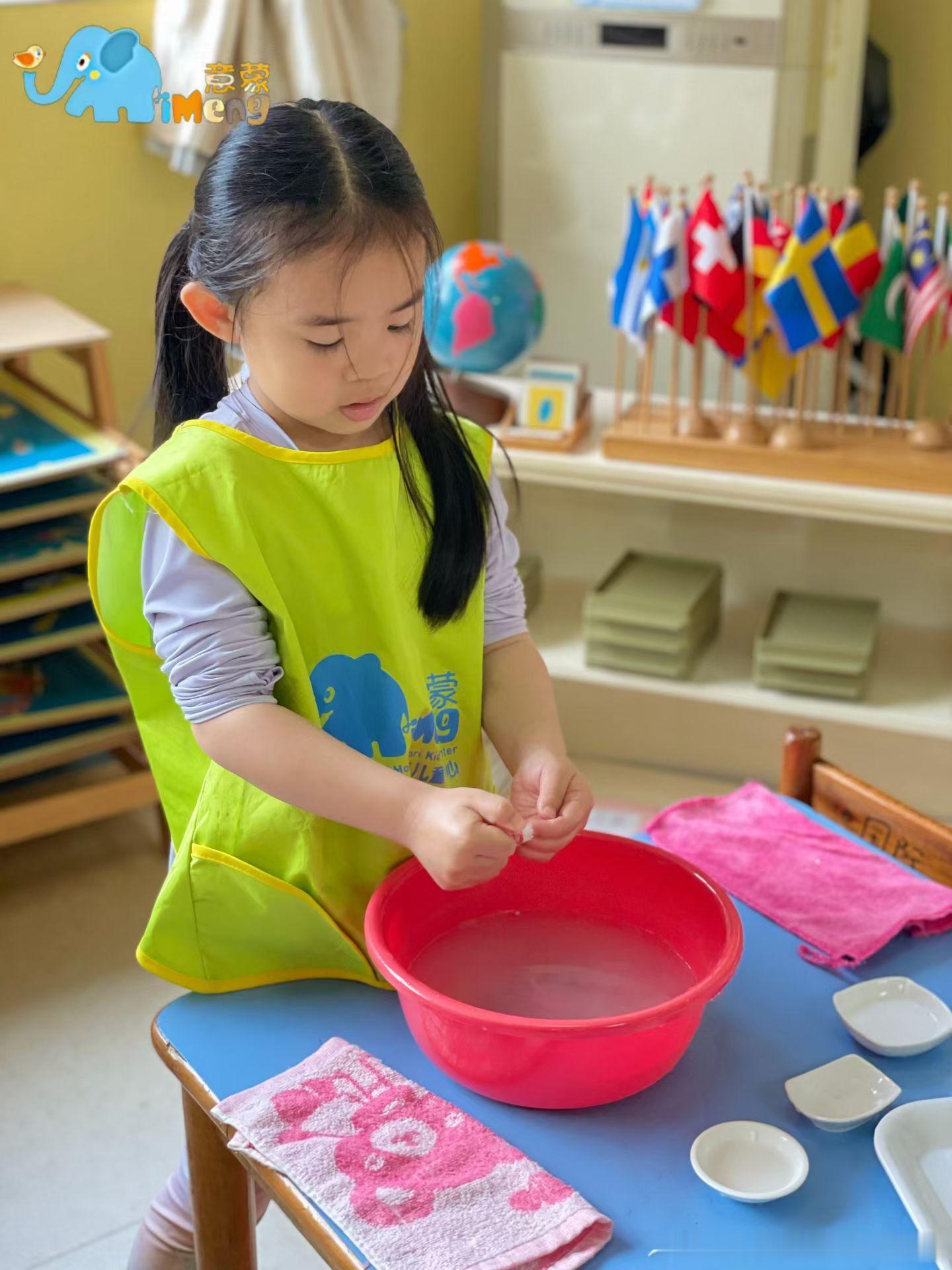 孩子太粘人什么都要帮？滨江意蒙“让我自己做”这样破

下埔滨江公园片区的家长看过来👀

孩子走哪跟哪、穿衣要帮、吃饭要喂？不是娇气，是独立性没培养出来！

蒙台梭利：“Help me to do it myself.”（请帮助我，让我自己做。）

意蒙滨江校区：

✅ 环境设计：教具柜、桌椅按孩子身高配置，自己 ​