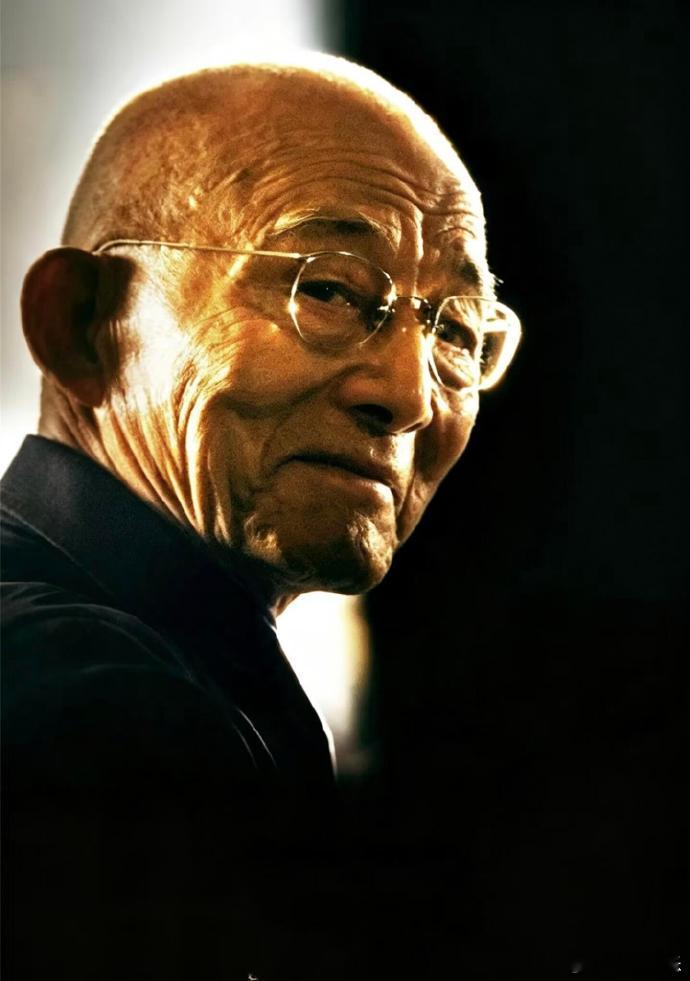 #游本昌去世##游本昌生平回顾# 9月24日，报道游本昌因病今晨在北京去世[蜡烛]一起回顾他的一生↓

1933年9月16日，游本昌出生于江苏泰州海陵区。
1950年，在南京文工团的辅导下，游本昌演《胜利之歌》男一号，得了南京市学生戏剧比赛一等奖。
1951年，游本昌从南京市私立钟英中学毕业后加入 ​