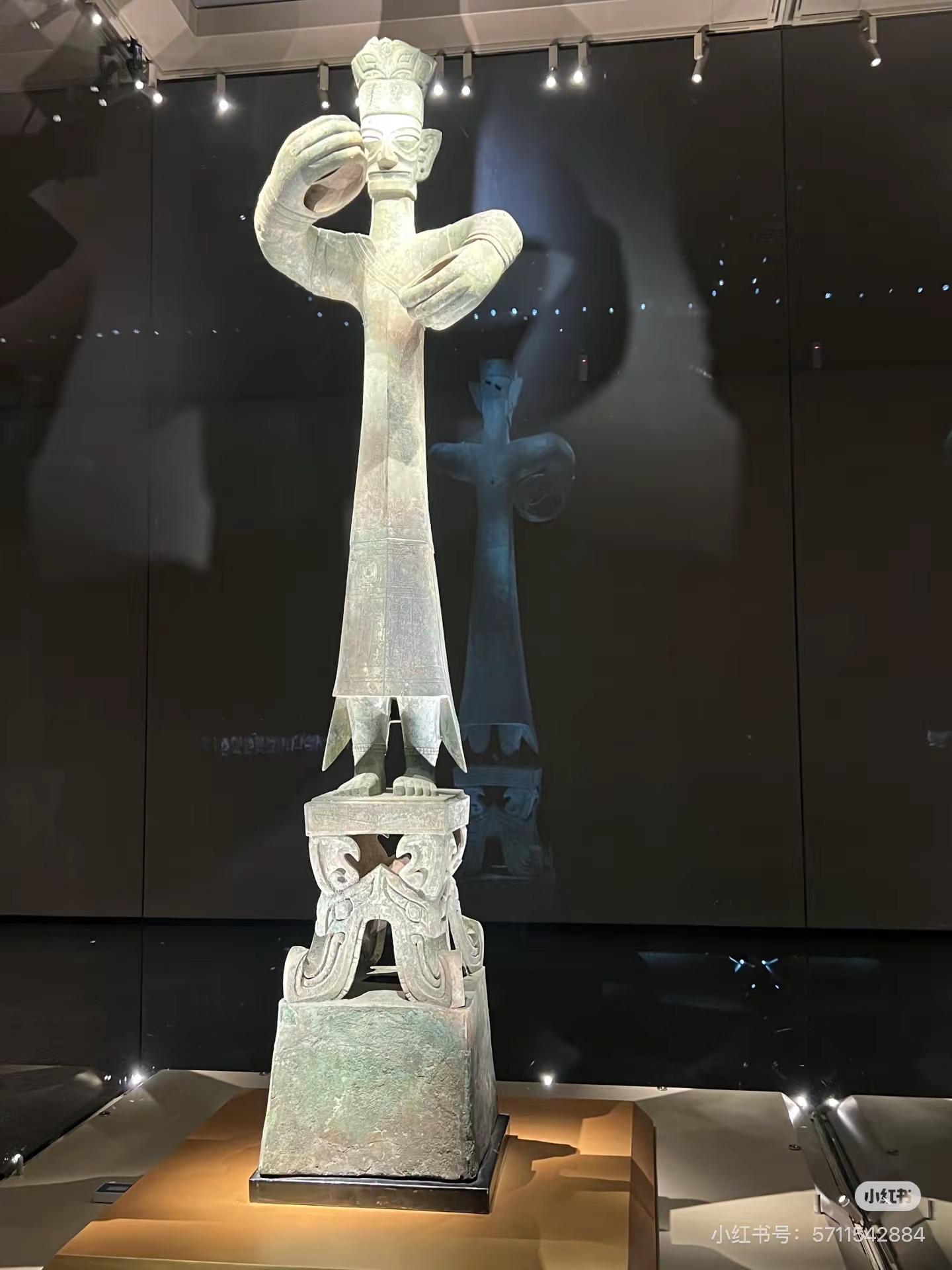 广汉·三星堆——沉睡数千年，一醒惊天下岁月不语，唯它能言在这里窥见灿烂古蜀文明任何文案都抵不上亲眼所见的震撼 三星堆四大镇馆之宝青铜神树，祭山图玉璋，金杖，青铜大立人像也是绝对不允许出境展览的顶级文物