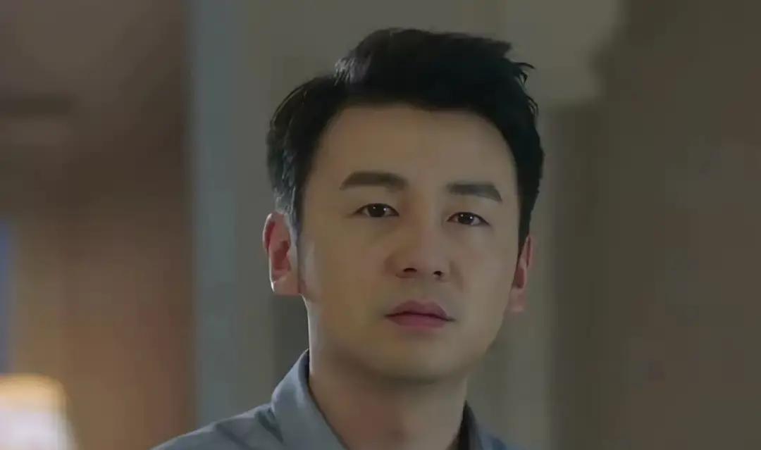 雷佳音要是看到网上的那些热搜评价，估计得当场露出那个经典的地铁老人看手机表情。
在上海网球大师赛现场被路人拍到，齐肩长发耷拉着，胡子没刮干净，整个人圆润了一整圈，不少人直呼差点没认出来，甚至吐槽他身上怎么突然有了股洗不掉的“姨味”。
有人还在评论区疑惑：当年演陈俊生火了之后，感觉他好像就没什么动