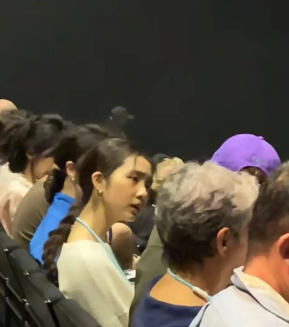 黄磊张罗的乌镇戏剧节，台下最雷打不动的熟面孔，其实是他那个从小在聚光灯里长大的大女儿黄多多。
这几天戏剧节正热闹，孙莉又带着多多在观众席露面了。
一晃眼这姑娘都已经20岁了，坐在那扎着两个蓬松的大麻花辫，发量厚实得让人挪不开眼，整个人透着一股年轻特有的饱满劲儿。
仔细看那张脸，其实和小时候录节