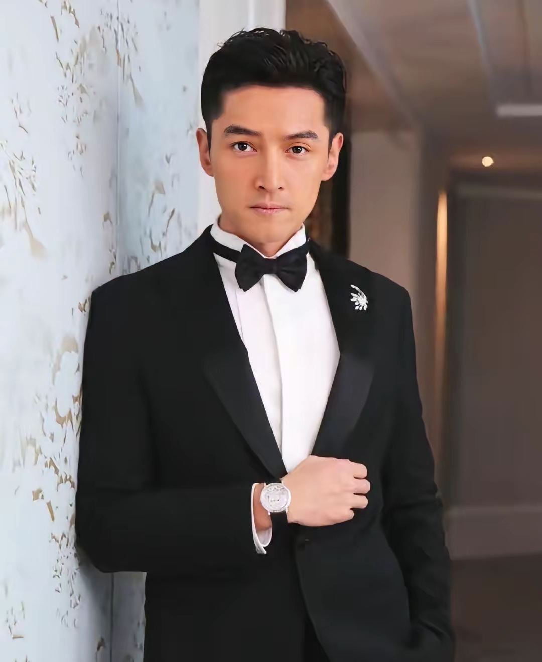 胡歌模仿刘德华演唱《来生缘》的片段，在网络快速走红，收获大量网友的讨论。
这段舞台视频里，胡歌复刻刘德华的唱腔和神态，很多看过的观众都说模仿的相似度很高。大众熟悉胡歌，大多是各类影视作品，不少人不知道他在模仿演唱上，也有这样不错的表现力。
 
《来生缘》是刘德华流传很久的经典老歌，歌曲自带深沉的氛围