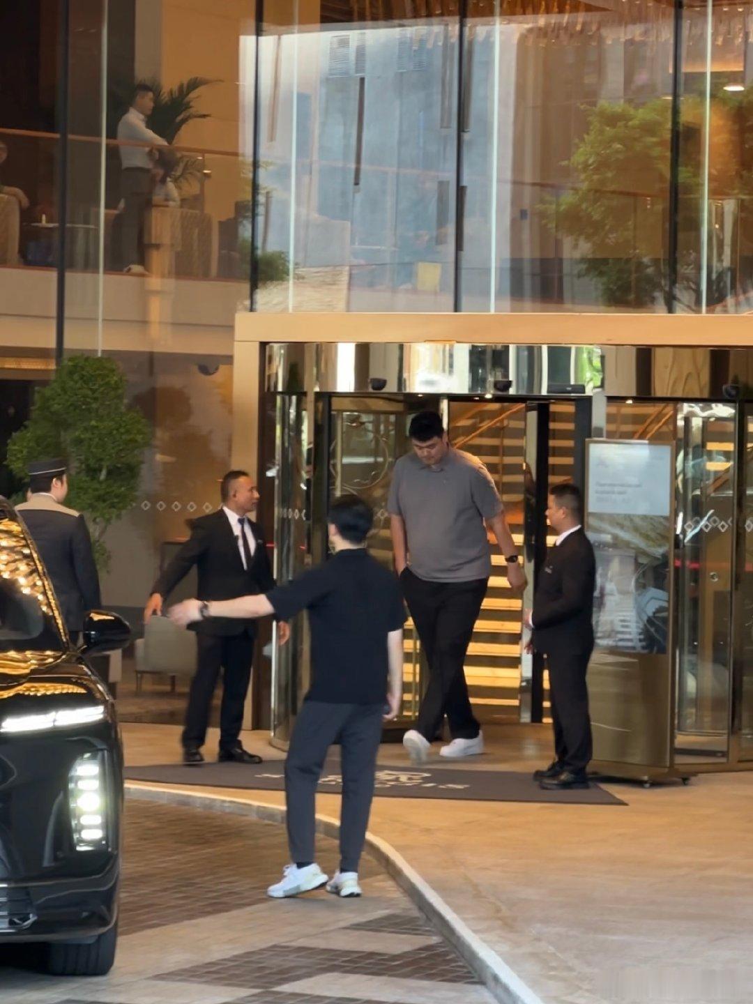 姚明身穿NIOLife现身NBA中国赛，同款衣服在蔚来商城秒空。
姚明不光是蔚来ES9车主，也是NIO Life的用户，穿NIO Life的衣服。蔚来不仅是车企，也是一个有设计、有品质的生活方式品牌 （NIO Life），很受蔚来车主喜爱，据官方消息非蔚来用户消费也很可观。#蔚来##姚明##NIOLife# ​