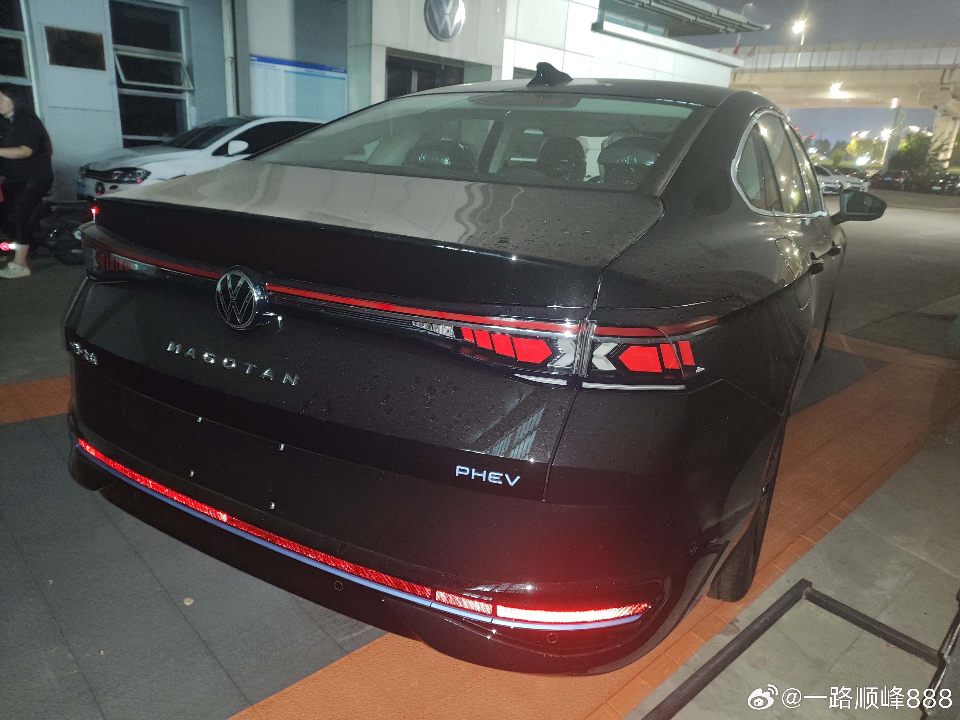 德系插混迎来全新优选车型——一汽-大众迈腾PHEV，实现能效与智能双满级的出色表现。新车搭载黄金超混动力系统，配备1.5T EA211EVO II混动专用发动机，在提升动力性能的同时大幅优化能效。依托双电全域超混架构，整车综合续航超1400公里，全场景出行彻底告别续航焦虑。
 
车辆搭载德系黄金平顺驾控，拥 ​