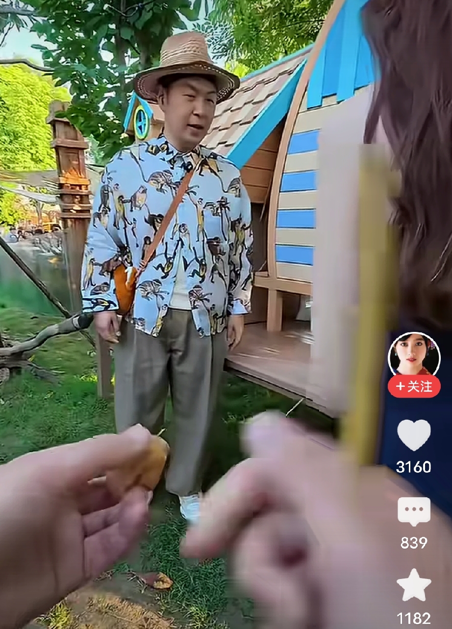 真不知道
沈梦辰看上杜海涛什么了
杜海涛的形象一言难尽
矮胖矮胖的
肚子大到扣子都扣不上了
一身穿搭像极了那位胖大婶
神情动作像极了地主家的傻儿子

沈梦辰漂亮又有气质
海涛真配不上他
前段时间说他减肥成功了
要我说不自律的人太难了
海涛为了沈梦辰真应该好好的捯饬一下自己
都说郎才女貌
这个郎只有财