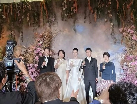 何猷君奚梦瑶婚礼答谢宴，法国古堡是“我娶你”，澳门上葡京是“我们成了一家人”。

奚梦瑶没换全新婚纱，把法国那件再穿一次，一件衣服串起两场仪式，比几百万花艺都懂“仪式感”。

何猷君自嘲身高，四太公开谢儿媳，何超琼坐前排：真正的高级排面，不是明星谁来了，是这个家愿意把儿媳摆到光里。

七年恋爱、两个