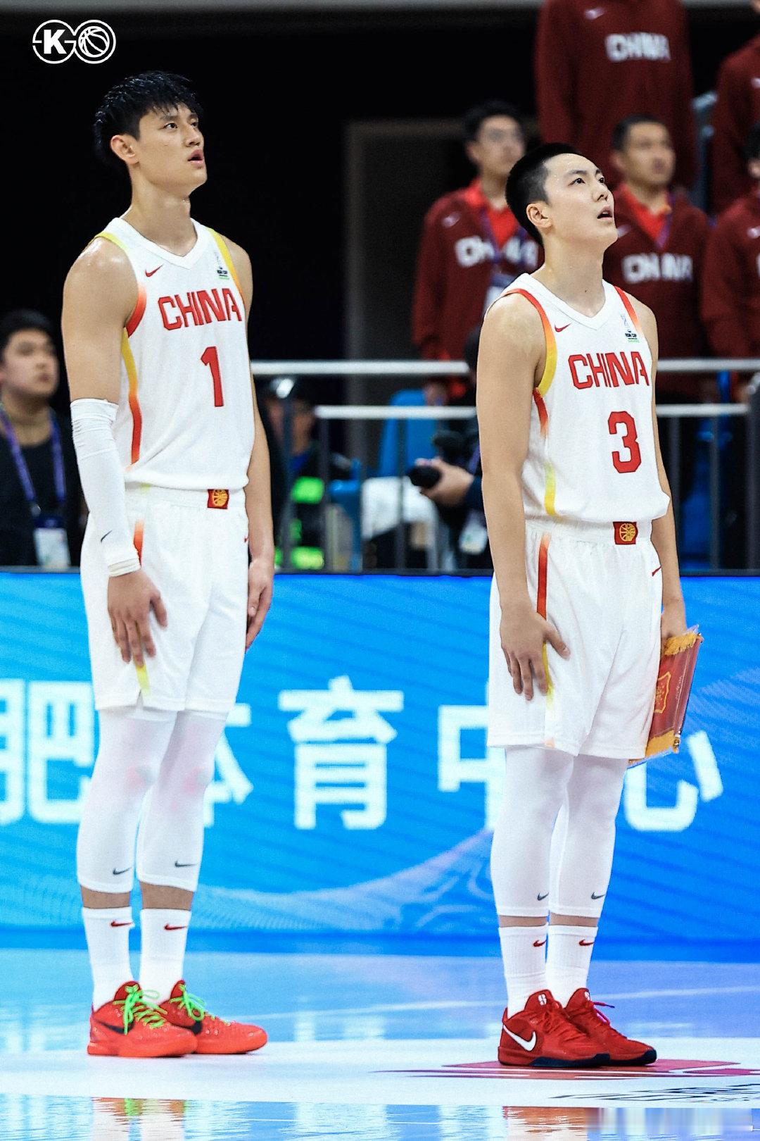 #中国男篮队长胡明轩赛后发声#失利之后，队长直面问题，没有回避、没有借口。
胡明轩坦言球队拼劲、临场沟通不足，对困难准备不够，开局就陷入被动。
输球遗憾，但敢于正视差距本身就是成长。收拾情绪，调整状态，铜牌战继续战斗，男篮加油🇨🇳 ​