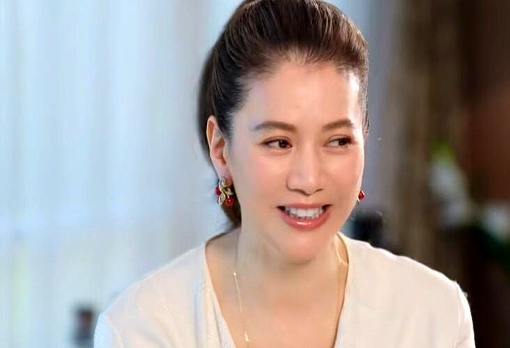 大家都以为张智霖是出了名的“怕老婆”，其实全猜错了。

袁咏仪脾气有多火爆人尽皆知，当年在片场，张智霖拍洗澡戏冻得够呛、淋凉水一声不吭，袁咏仪骑马路过原本觉得这人挺傻，看清脸后才动了心。

后来过日子闹别扭，袁咏仪扯着嗓门吵，张智霖压根不接茬，由着她说，等她彻底消气了才开口。

他根本不是窝囊或能忍