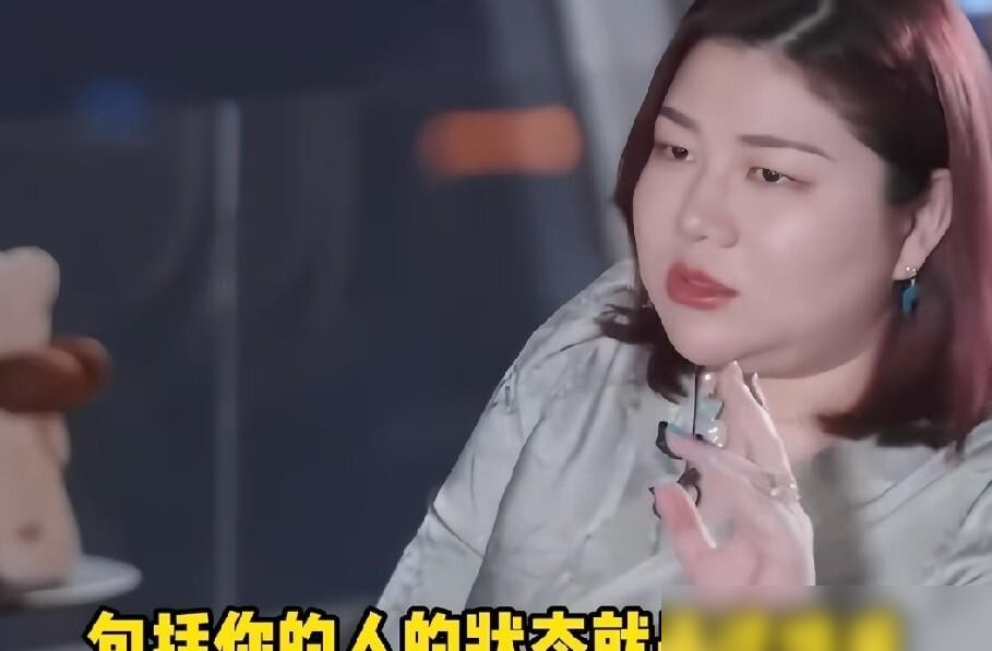 22亿点击量换5000块月薪，这买卖谁签的？
《青春期》爆红，赵奕欢被公司当快消品卖，性感、校花、宅男女神，标签贴得比电线杆小广告还密，钱没见着。
为了撕掉这层皮，她砸3500万解约，考教练证，练钢管舞，上综艺被分到其他组，当场反问：我不配做演员吗？
最近恋综里她说了句大实话：我只是个普通女人