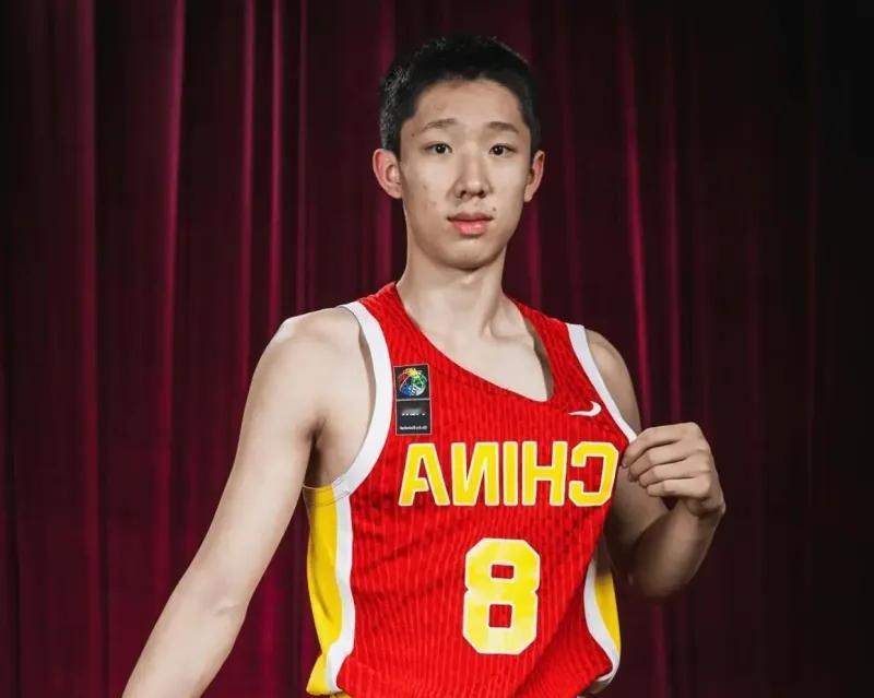 最后1分钟独揽8分！16岁张宇辰19+4三分，把&34;国产库里&34;写进未来杯

兄弟们，今晚北京首钢冰球馆，2026中国篮协&34;未来杯&34;国际篮球挑战赛进入混编竞技赛阶段。

中国U18核心张宇辰被混编后的真理队首轮第一顺位选中。面对凤凰队的疯狂反扑，这个16岁的&34;惠州库里&34;再次交出大心脏表现——

出战30