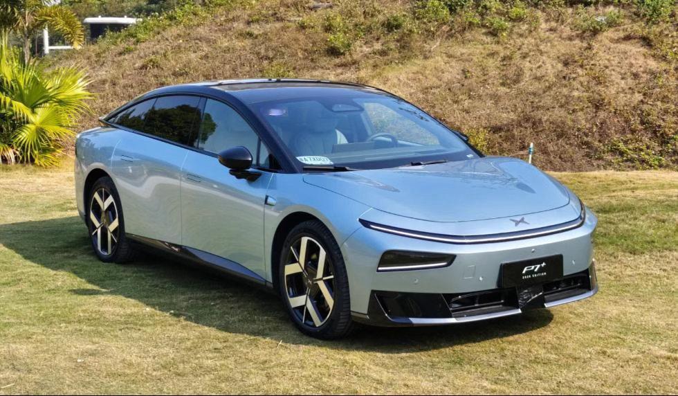 2026款小鹏P7+

今天聊聊全新2026款小鹏P7+，一台主打智能体验的中型轿跑。低趴溜背造型搭配贯穿灯组，整车姿态运动，颜值辨识度很高。座舱空间优化到位，前后排头部与腿部余量充足，座椅包裹性好，长时间乘坐不易疲劳，后备箱容积可观，日常出行装载无忧。

纯电版本搭载800V高压平台，快充能力出众， ​