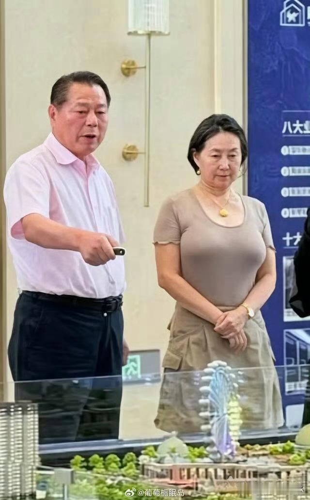 何超琼实在不行就退下来歇歇吧。主要是我实在看不下去了，你都64岁了，还在信德、美高梅中国这些盘子里连轴转。2026年5月到6月，她分批清仓美高梅国际，套现约9.5亿元，这种量级的财务收尾，背后是长年累月的权衡和决断。钱和资源确实能延缓老化，可她从1995年进信德到现在，三十多年一直钉在港澳商业 ​