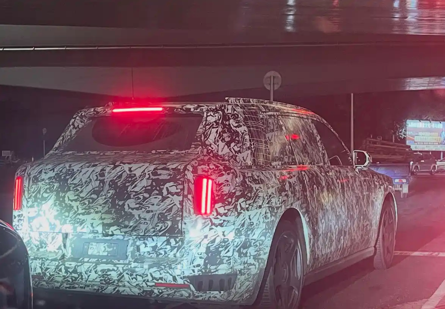 有网友曝光了一组劳斯莱斯全新纯电SUV在国内的路试谍照。这款车整体的设计风格包括车身轮廓与库里南十分接近，体量气场确实在线。

不过从车头谍照看，这台车的灯组设计应该是全新的，分体式布局，上部似乎也采用了贯穿式灯带。预计其格栅设计也会和闪灵类似，保留经典元素，并增加更多灯光效果。

在 ​
