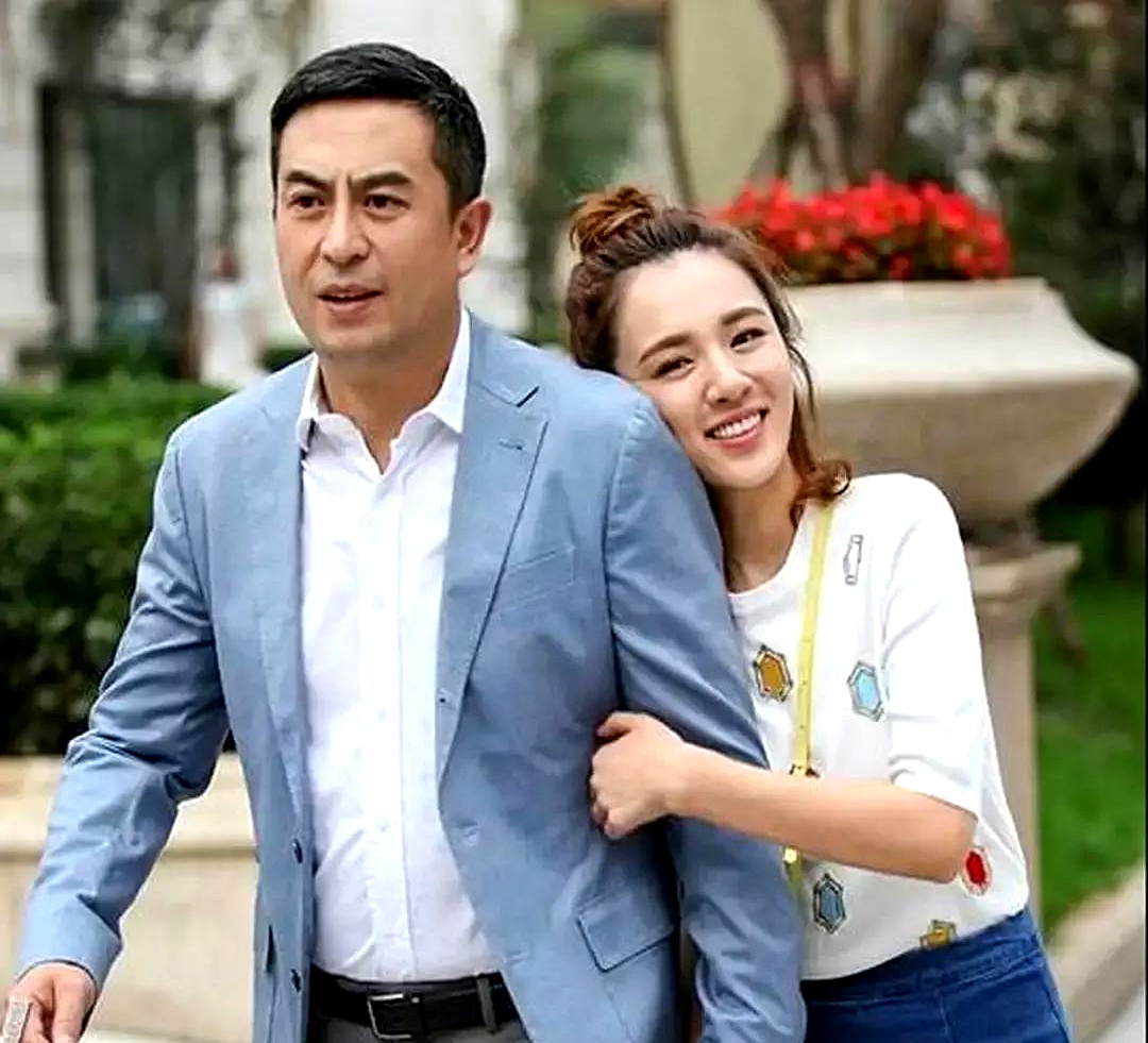 张嘉益开新戏，女主角雷打不动总有王晓晨，圈里不少人背地里酸，觉得她命好，受老戏骨特殊照顾
 

可真把大戏递到手里，没点真功夫谁敢接？当初拍《主角》，张嘉益冒着砸自己招牌的风险让她重试，她硬是靠九岁在戏校打下的身段底子，把角色生生演活了。后来有电影找戏曲功底的演员，张嘉益微信把剧本推过去，直接撂下一