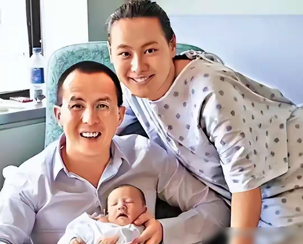 当年被港媒嘲讽生三子换不来一张豪门入场券的梁洛施，现在正牵着导演男友走红毯。孩子大了，全被李家接回去按接班人标准培养。她倒是一身轻，转身就扎进片场。拍《重生2》动作戏，近身肉搏、高空跳窗，骨折了还带伤硬扛。10月3号电影上映，她演一个为儿子复仇的母亲，狠劲全写在脸上。当年那个被禁锢在浅水湾豪宅里的女