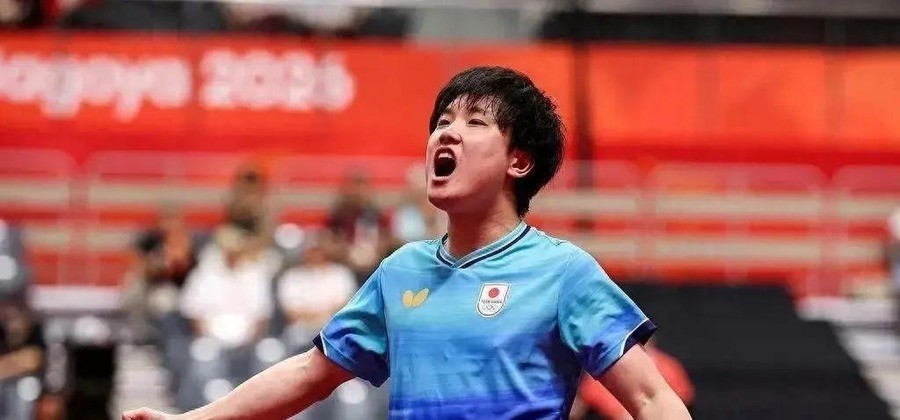 国乒男团36年不败金身被日本打破，张本智和赛后没夸自己也没说运气好，只说了句“双方发挥正常”，这话比0比3更让人坐不住
名古屋天空体育馆，最后一球落地，日本队抱成一团，张本智和被举起来。看台上举中国国旗的观众安静坐着，没人鼓掌。混采区里，张本智和语气平得像在讲训练课：“今天双方都发挥正常，不算好也不