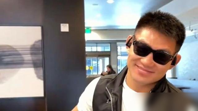 王聪画着小丑妆上了称，对面那个巴西女的看着她扭，她也跟着扭。
UFC332，明天开打。王聪是临时顶上去的，舍甫琴科伤了，她排名第八，直接拉来争金腰带。备战不到三周，还是在盐湖城，海拔一千三。
粉丝投票，对面席尔瓦74%，王聪26%。她说不用回应，场上见。
宋亚东已经到了，就站在她边角。
12