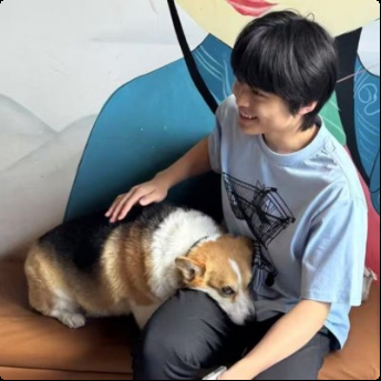 【“00后”天才少年陈广宇离开Kimi团队】

10月15日，曾因参与《Attention Residuals》技术报告而走红的“00后”少年陈广宇在社交平台发文宣布，自己近日已离开月之暗面Kimi团队。他表示，过去一年在Kimi的工作是“迄今为止最美好的时光”，并感谢同事们的支持与帮助。

今年3月，月之暗面Kimi发布技术 ​