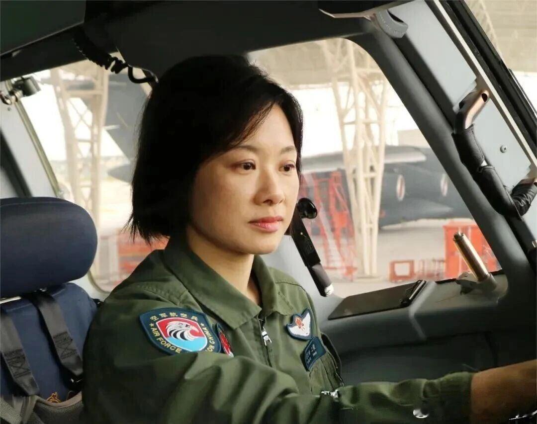 太帅！运‑20、运油‑20双料女机长—谭红梅
谭红梅，上校军衔。
我国第七批女飞行员。
中部战区空军某部运‑20、运油‑20双料女机长、飞行教员。 ​