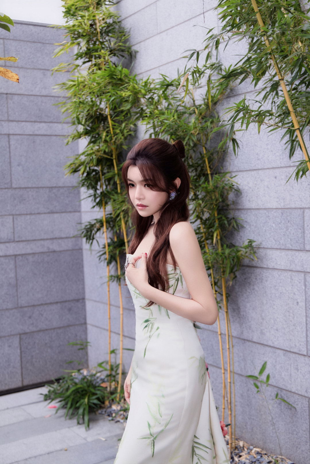 #陈妍希[超话]# 风穿过青竹，也拂过裙上层层花簇。🌸温柔烂漫，花漾流光，捕捉此刻鲜活美好的瞬间～​