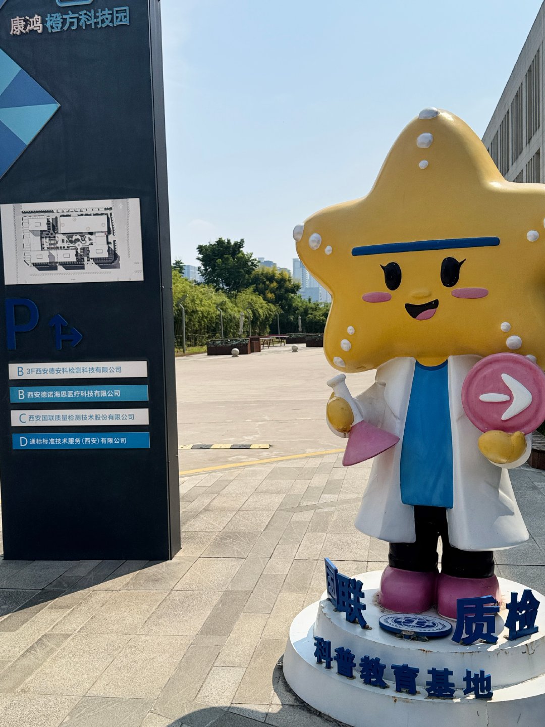 好学生心态真的太要命了
责任心总在抱怨中达到峰值
我可以和我务必基本就是工作指令
讨厌一切计划外的状况 热爱反复咀嚼失误
就算去摇奶茶也会因为柠檬锤的不够狠而自我否定
前额叶受损不是时尚单品 是我实实在在的工伤[淡淡的] ​