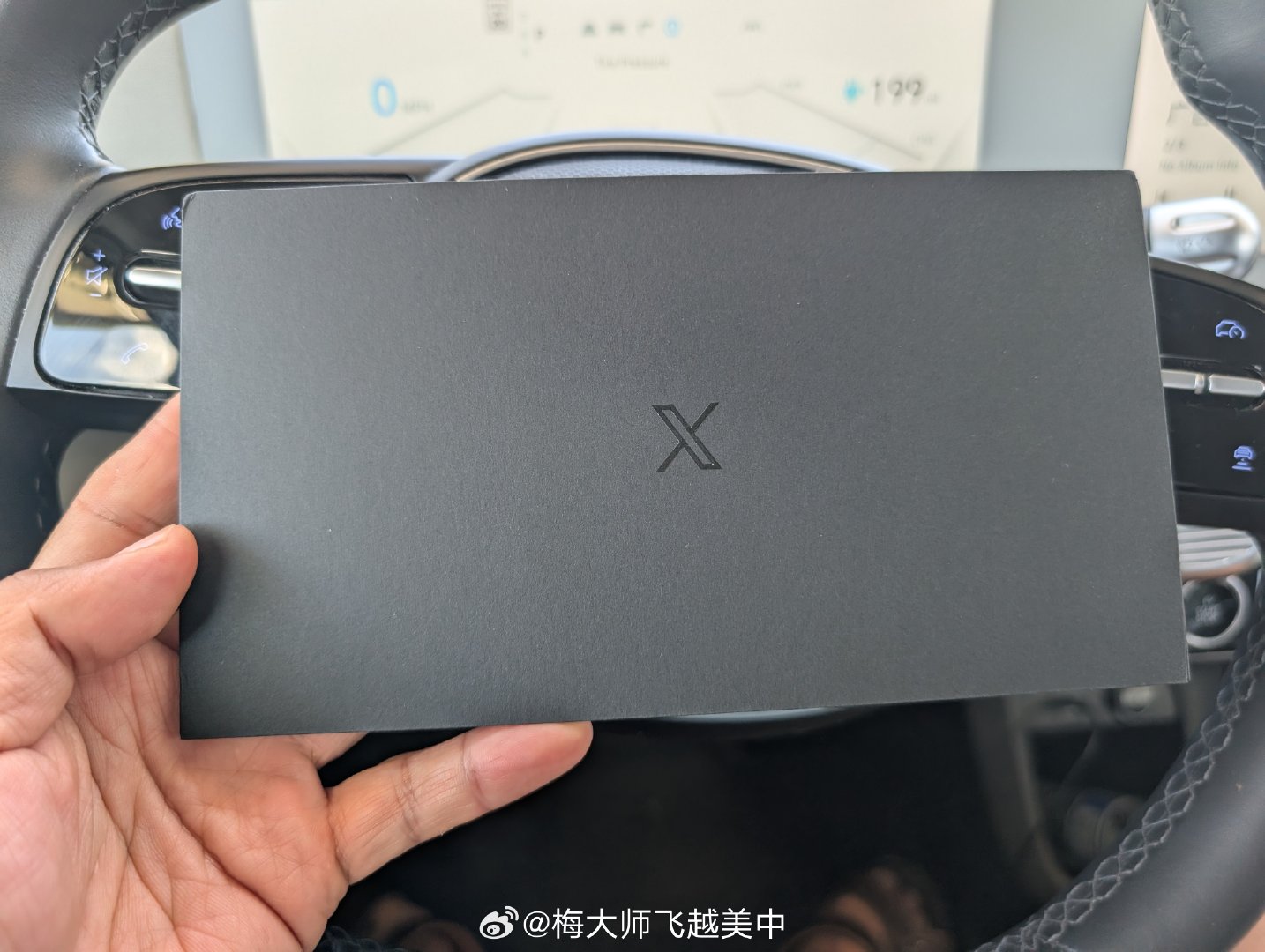 马斯克的推特寄来实体X Money卡
目前活期6%
这个首富的羊毛得媷！ ​