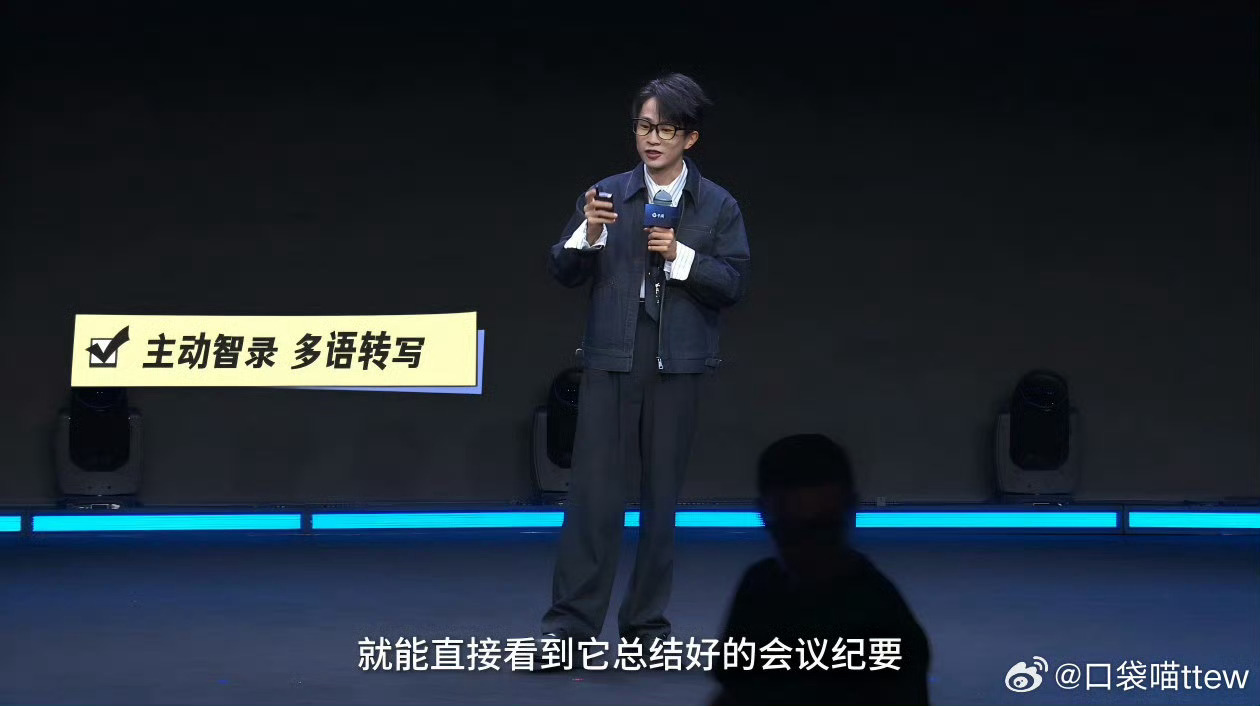 #原来动动眼睛就能解决很多事##千问AI眼镜N1Pro##千问AI硬件发布会#被科技搭子监督减肥后发现原来我也可以这么自律！之前减肥到第三个月实在忍不住吃了顿火锅，事后就开始后悔。刚好刷到何同学推荐的千问AI眼镜N1 Pro，带上它抬眼看着菜单就能估热量。这谁能忍住不买！我当晚就趁着双十一的活动优惠直 ​