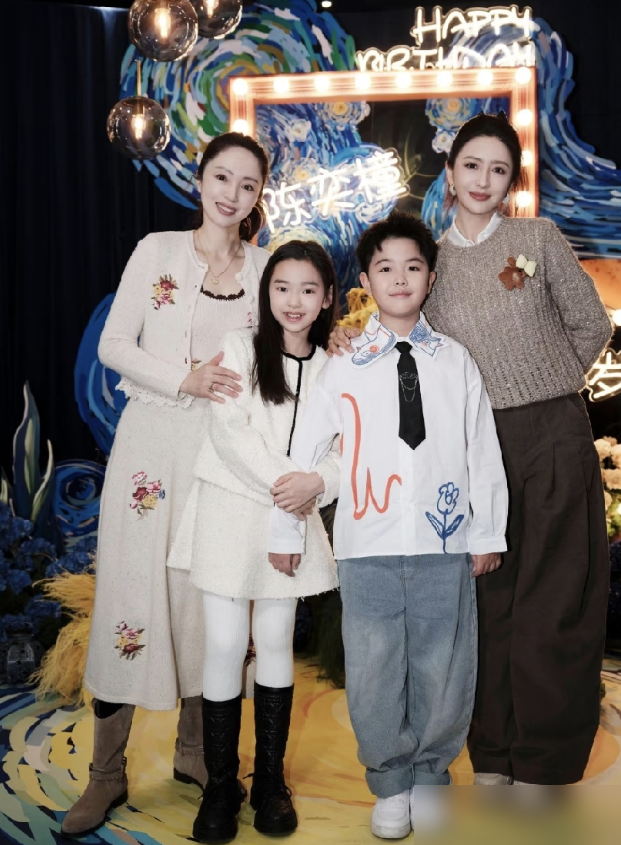 都说佟丽娅嫁得比董璇好，可董璇落难时，佟丽娅只发了一句话。
2009年拍戏认识，俩人都长着梨涡大眼睛，剧组常认错。2012年再合作，北漂经历相似，后来住成邻居，孩子朵朵和小酒窝也从小玩到大。
2018年董璇前夫在澳洲出事，舆论经济两头压。佟丽娅直接说：你需要用钱，用多少跟我说。还帮着照顾小酒窝。