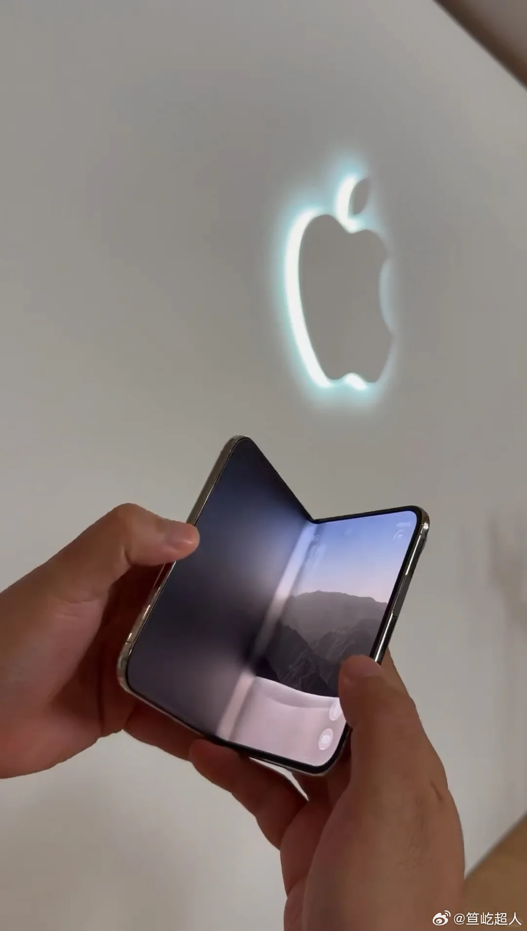 #iPhoneDuo直接冲还是等下一代# 看到这组实拍图，不得不承认真机的质感确实在线，深色浅色各有味道，折起来侧面看也挺有辨识度。回到冲首发还是等下一代的问题，我的建议还是别急，先看自己怎么用。

折叠屏的新鲜感和展开后的大屏体验确实很吸引人，但初代产品通常需要一段磨合期。如果平时只是日常通 ​
