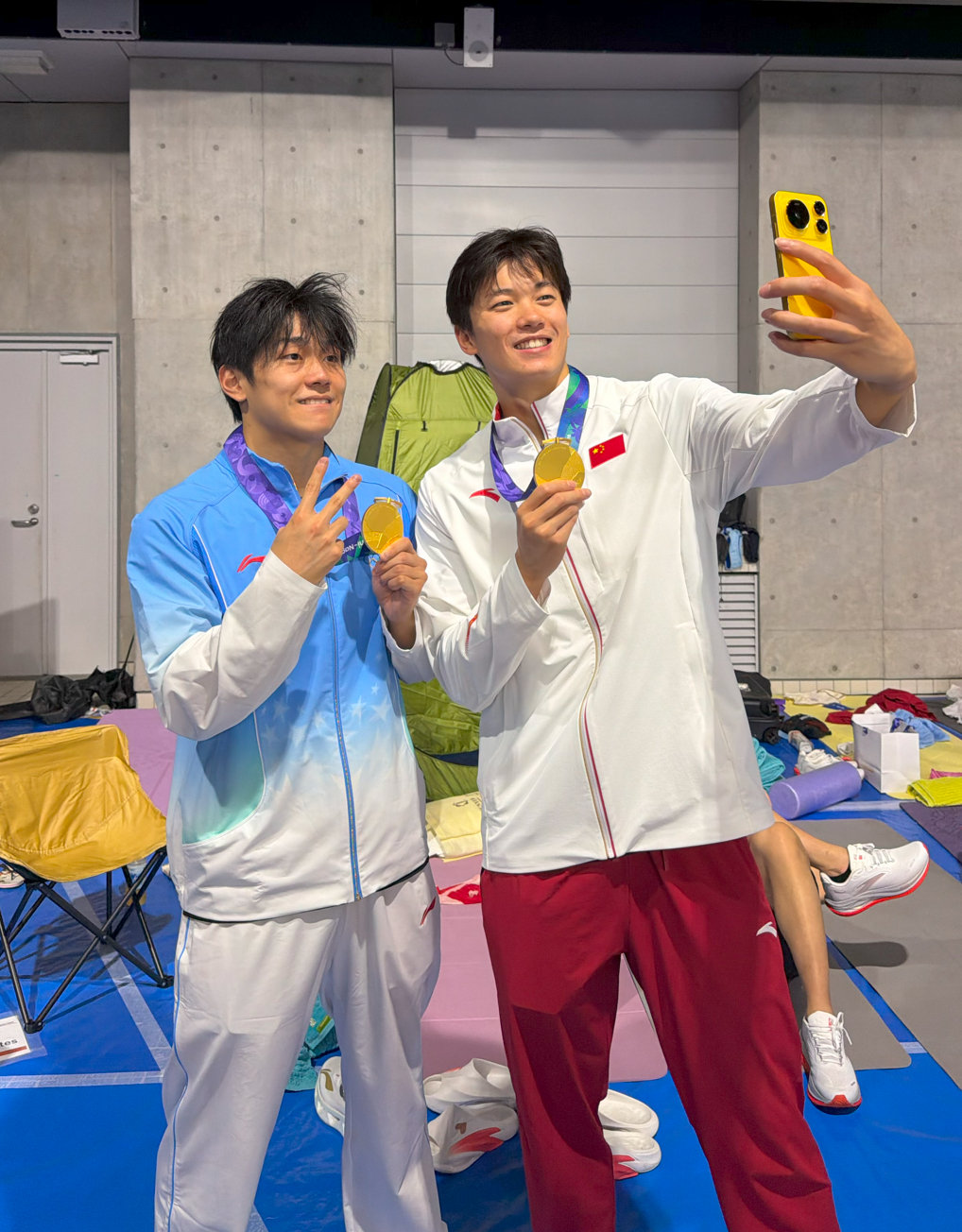 #五站亚运的汪顺了不起# 汪顺拿下400米混合泳铜牌后，拿起黄色荣耀Magic9拍了一张自拍，记录下自己的又一次领奖时刻。从初登亚运赛场到五届坚持，这张照片记录的不只是一枚奖牌，更是一名老将始终热爱、从未停下的证明。#汪顺400混摘铜#  ​