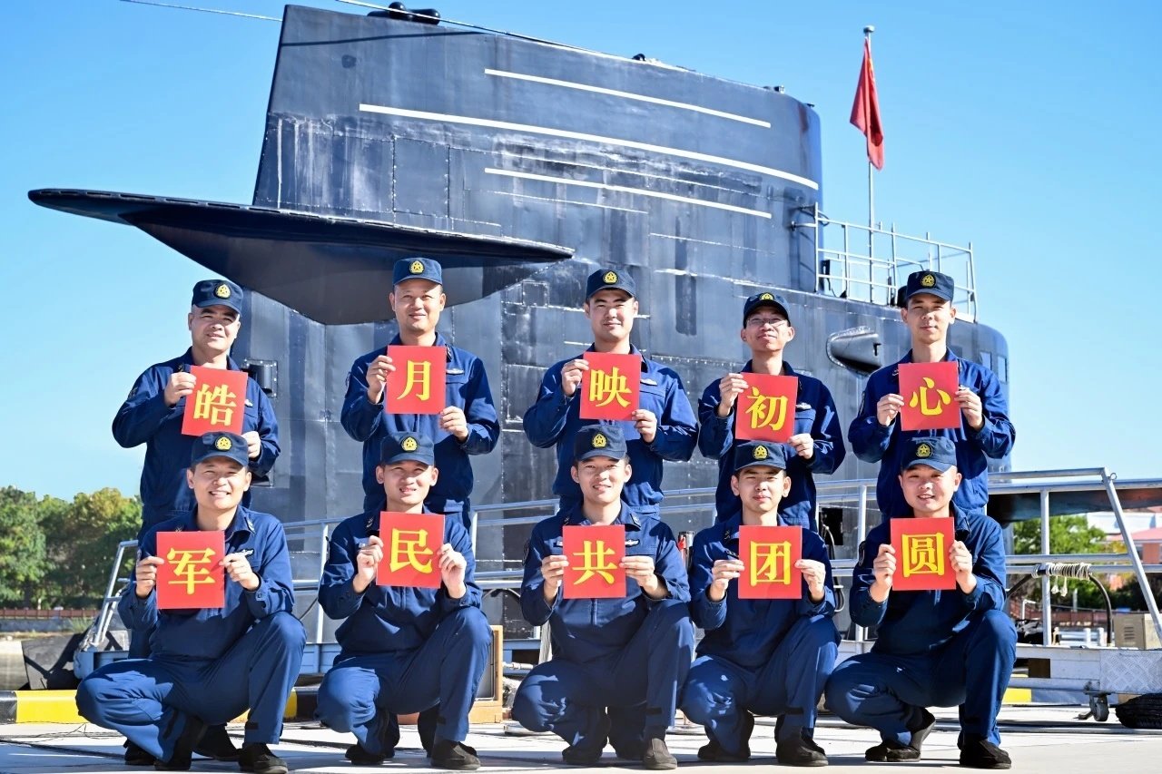 嚯，难得出镜的039型首艇[笑cry]

标志性的阶梯状指挥台围壳

#烽火问鼎计划##秋月正圆思念满# ​