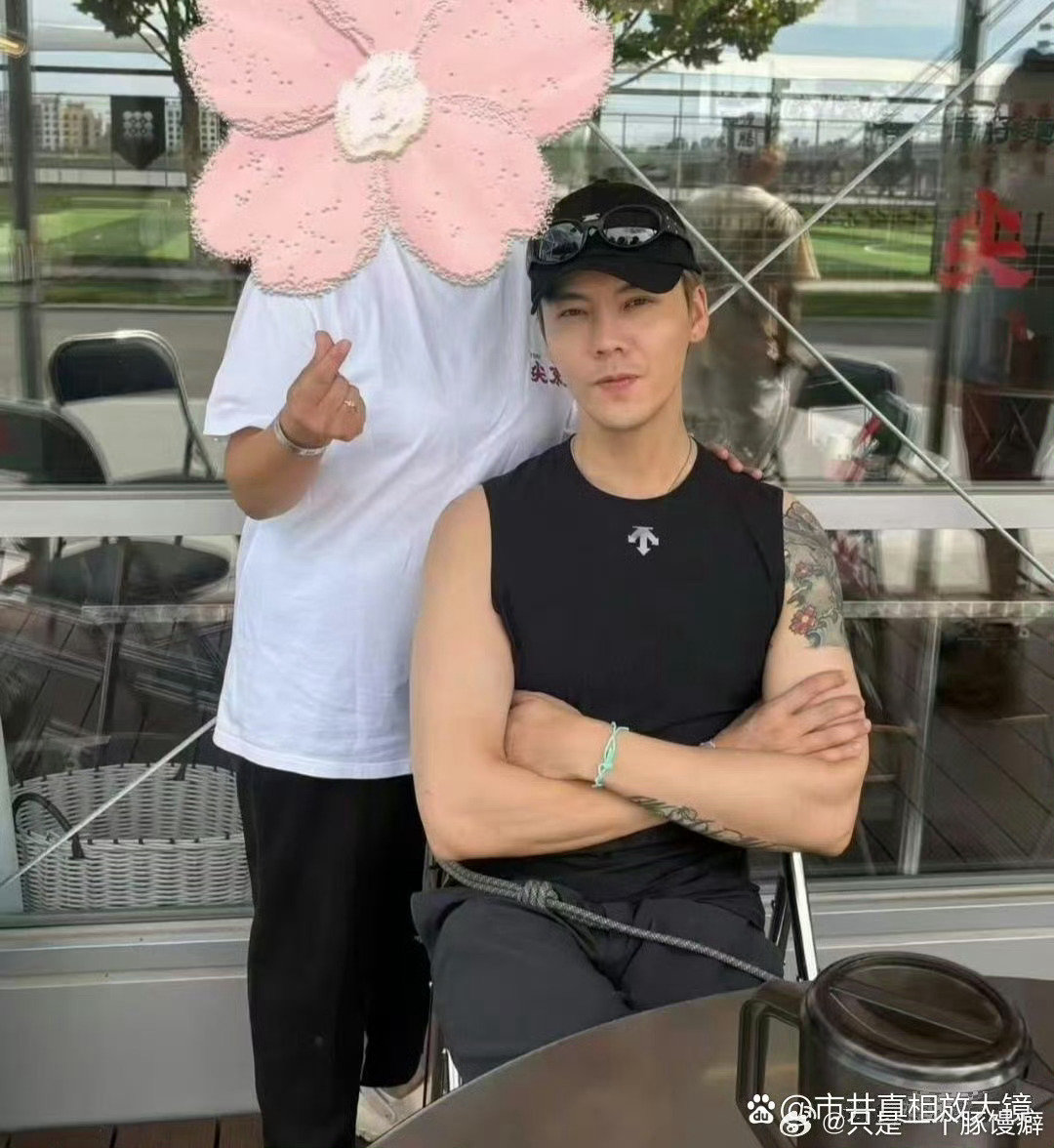 陈伟霆和何穗带1岁儿子去秦皇岛海边度假 啦！何穗坐在沙滩逗儿子玩，场面忒温馨！ ​​​