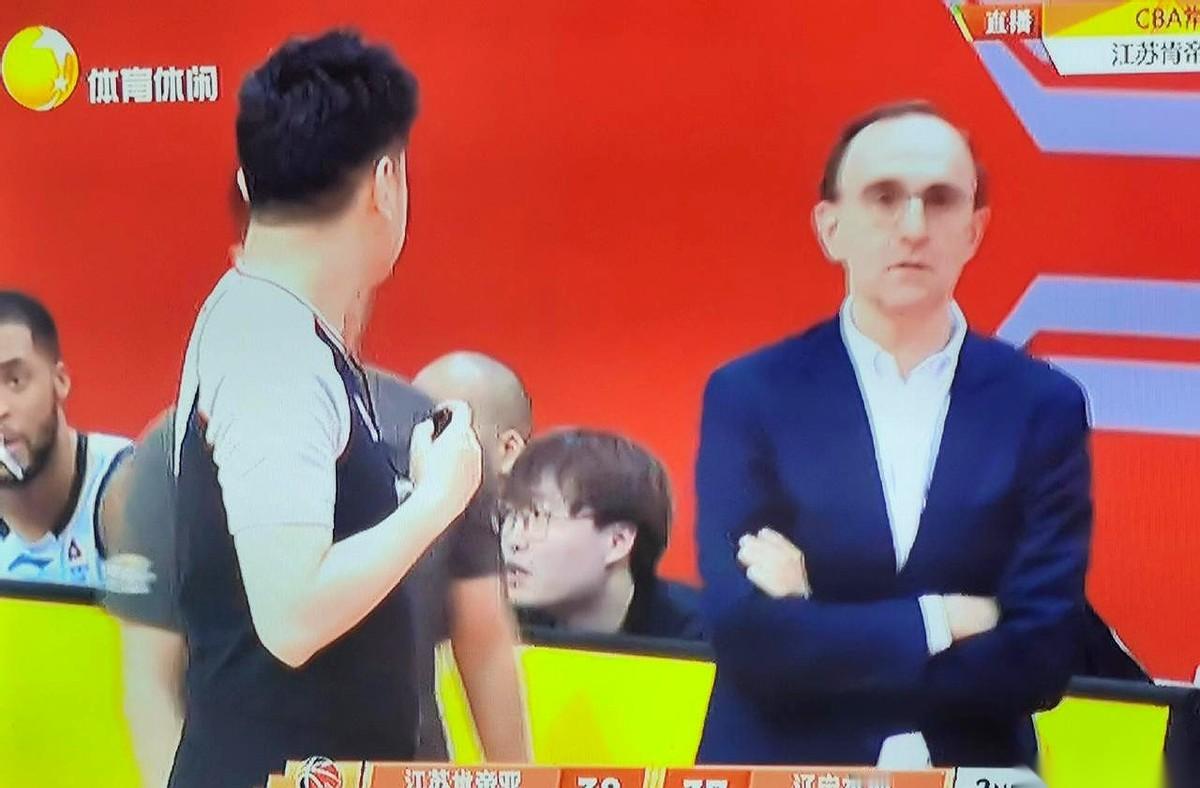 还没等哨声响，辽宁队的乌戈就先把比分定死了：2比0，直接横扫山东。 这...