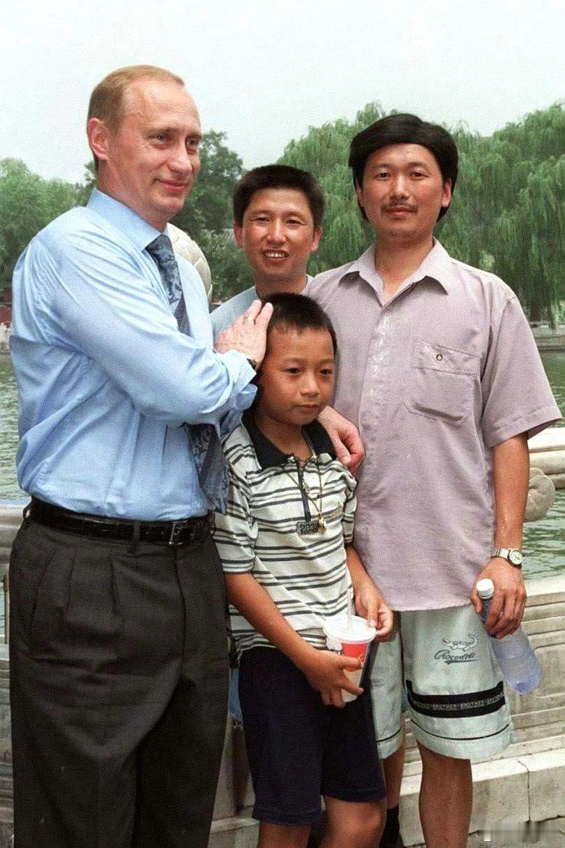 26年前，一个中国小男孩在北海公园被普京抱起来亲了额头。那张照片后来改...