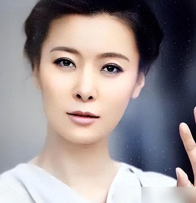 不嫁不生，绯闻缠身，54岁柯蓝凭什么说无儿无女是福报？