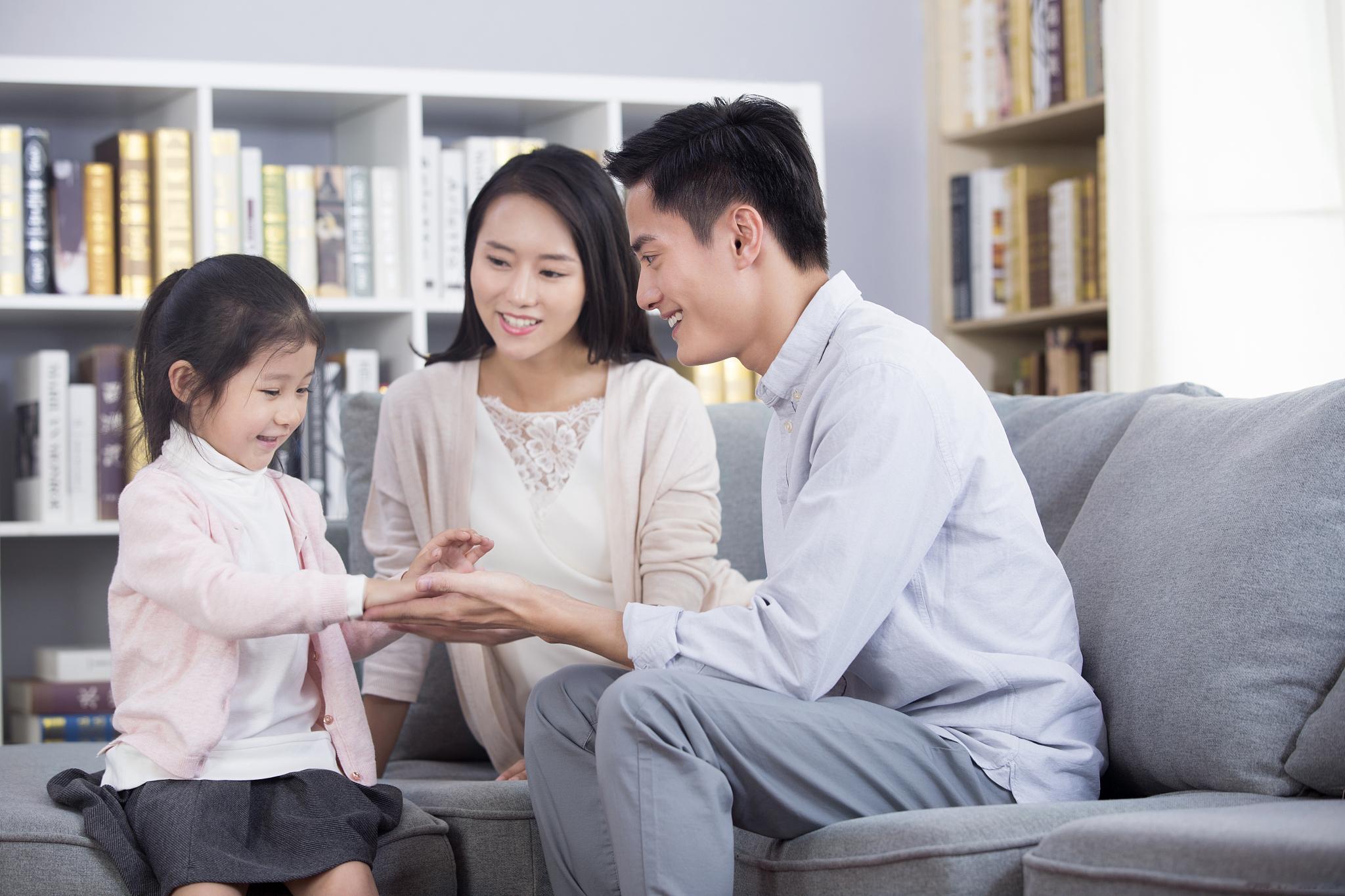 家庭最大的心酸：父母向孩子索情绪价值，别让娃当 “情绪供养者”