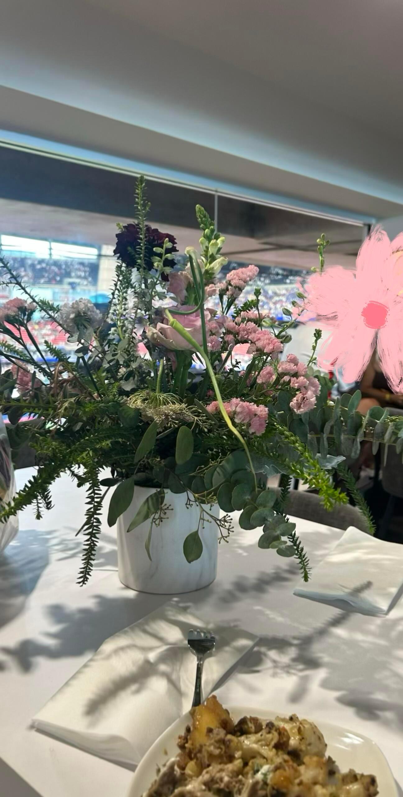 世界杯的插花里面还有蒜苔。​​​