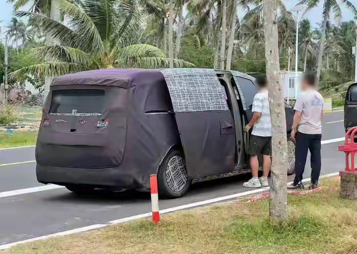 在MEGA之外，理想又一台MPV正在路试，车身尺寸比MEGA还要大，空间潜力值得期待。标配侧滑门，上下乘客更方便，车尾方正，后备箱装载能力会更实用。两台MPV产品同步推进，形成产品双线，一台主打家用纯电，这台新车大概率会开拓新的细分市场。现在还没有官方参数，很好奇车内的座舱和座椅布局会怎么设计 ​