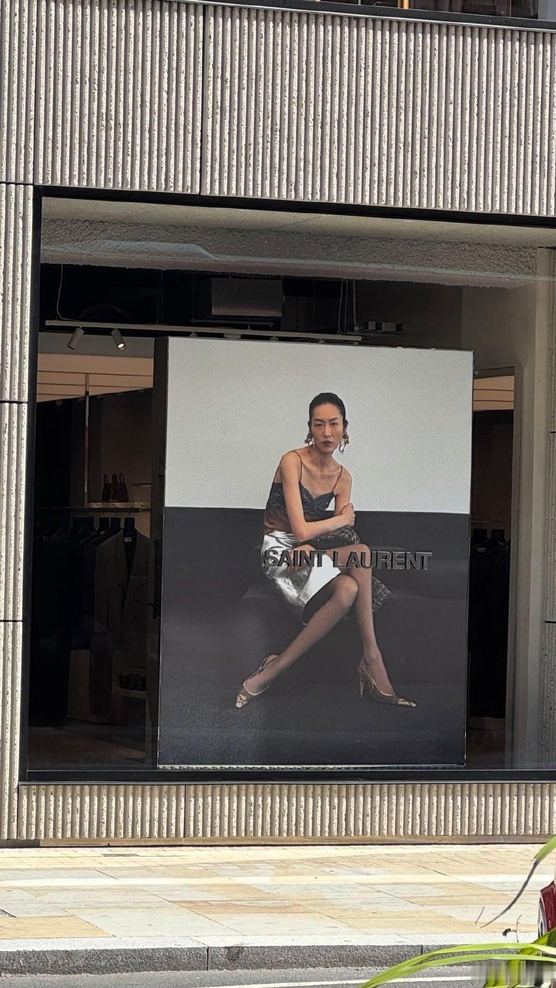 #时尚灵感解读# ｜刘雯 for Saint Laurent Fall 2026 Campaign📍英国伦敦投放[爱慕][爱慕][爱慕] ​