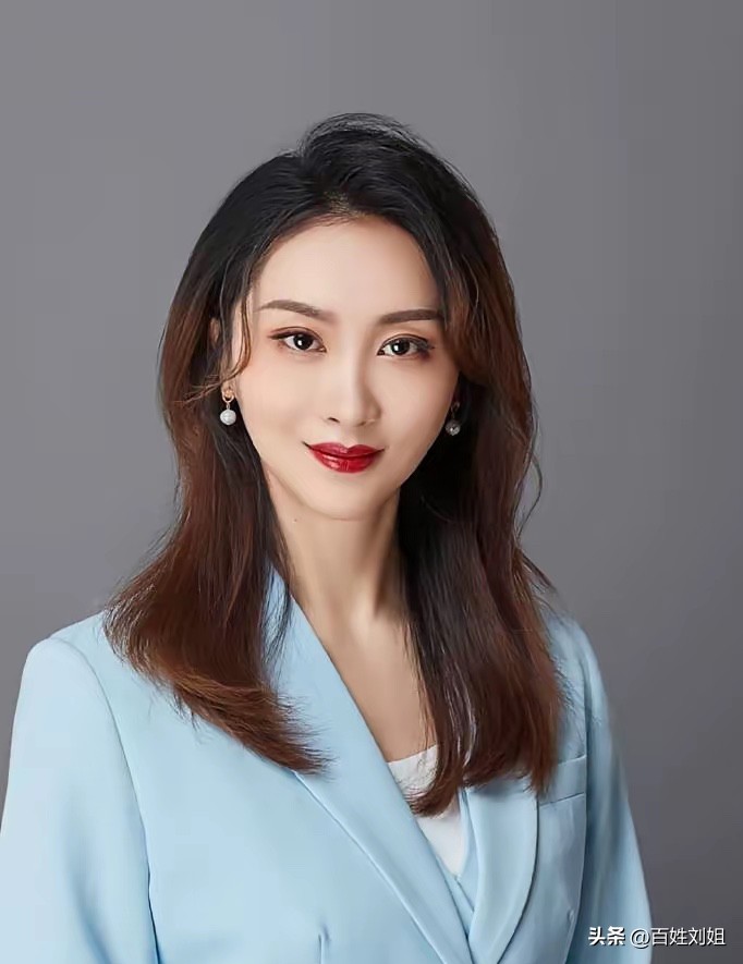北理工这门选修课紧急叫停！一句话引发巨大争议，到底怎么回事？

最近北理工的一件事在网上吵翻了。法学院助理教授裴轶开设的选修课《数字时代的女性权益保护》，本来已经开了两年，选课的人不少，可就在开学前，学校直接通知这门课停掉。

导火索，就是老师在选课群里说的那句：这门课有巧克力属性，有些人可能会觉得