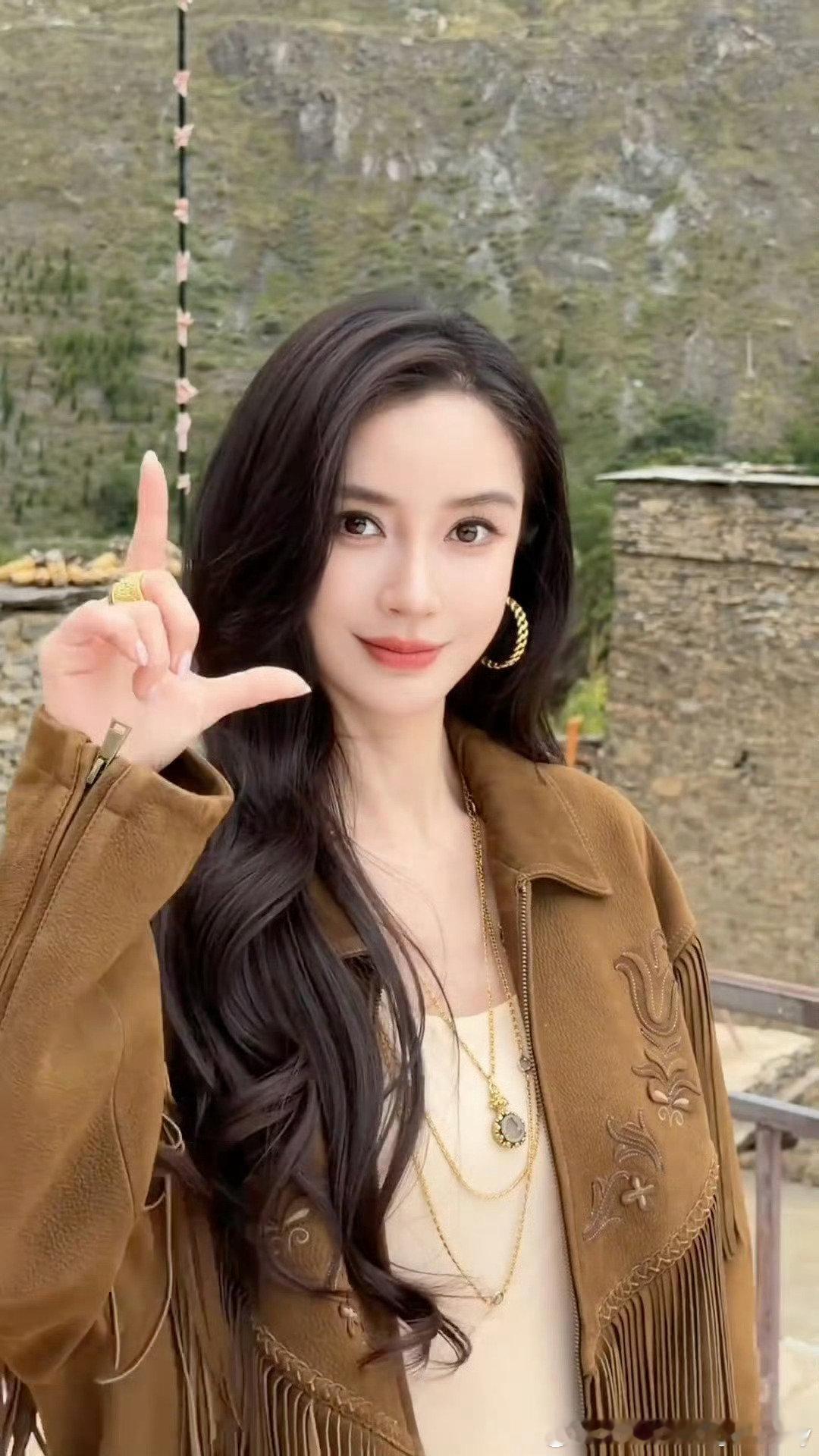 #angelababy[超话]# [兔子]#angelababy# 

过去的喜悦和悲伤大多褪去了当时的锋芒，但仍有些在熠熠闪光。

​