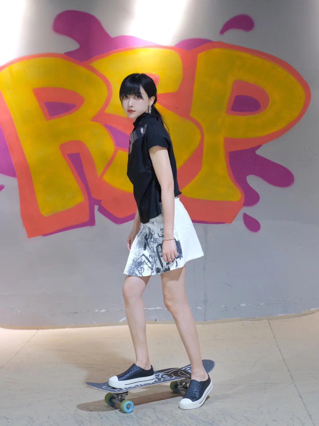 穿着新鞋去滑板🛹这双洞洞鞋太舒服啦