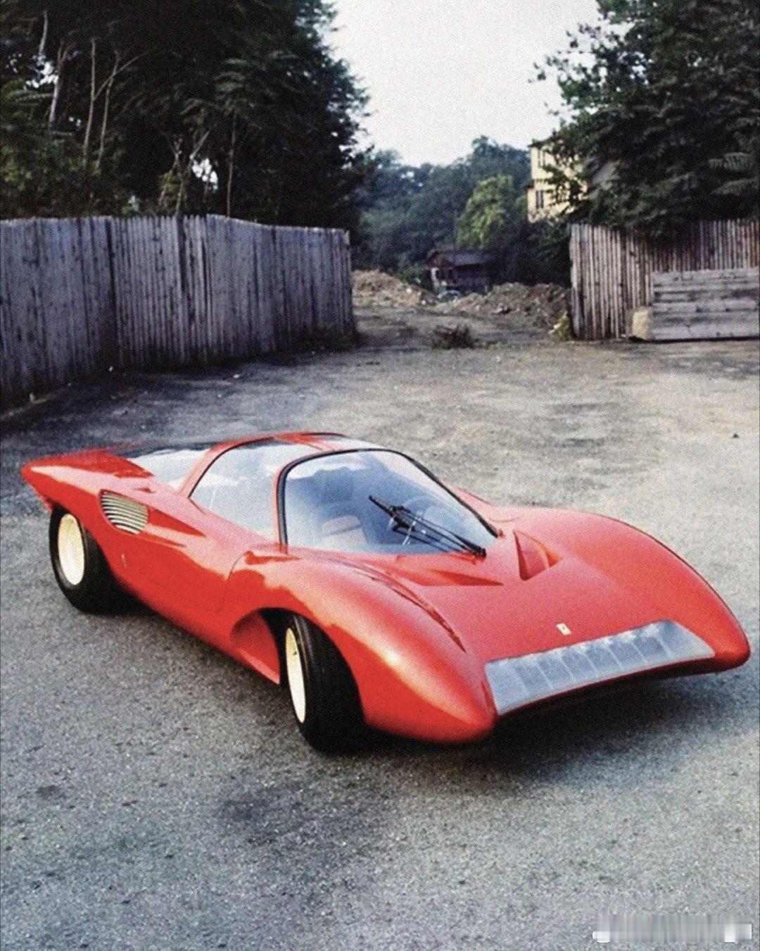 1968年日内瓦车展登场的法拉利250 P5，由宾尼法利纳操刀。流线座舱、隐藏大灯，车身姿态低得夸张，放在半个多世纪后的今天，外观依旧充满未来感，很多现代跑车设计都能找到它的影子。

转载于:gentlemancarworld #法拉利250P5 #宾尼法利纳 #经典概念车 #老车美学 #汽车设计史# ​