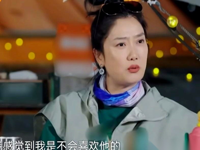 2005年玲花第一眼见到眼前的男人，心里认准了自己绝不可能喜欢他。
曾毅当年也跟着下了断言，认定对方哪怕去追也根本追不上。
谈了七年恋爱结了婚，男方特地当面追问老曾现在到底是什么结果。
曾毅当场被堵得一句话都接不上来。
很多人在感情里总迷信“第一面定生死”，觉得第一眼没感觉，这辈子就直接画了叉。
可